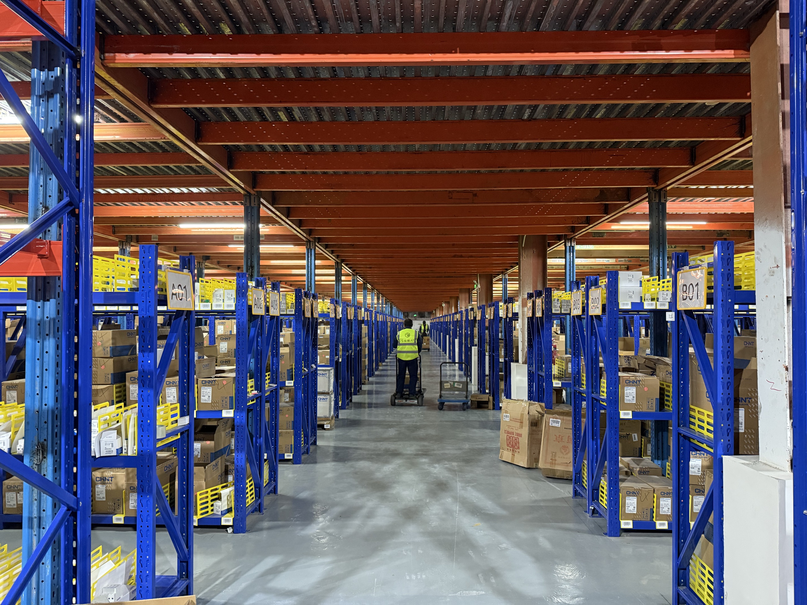 SOMRO-supported industrial warehouse operations